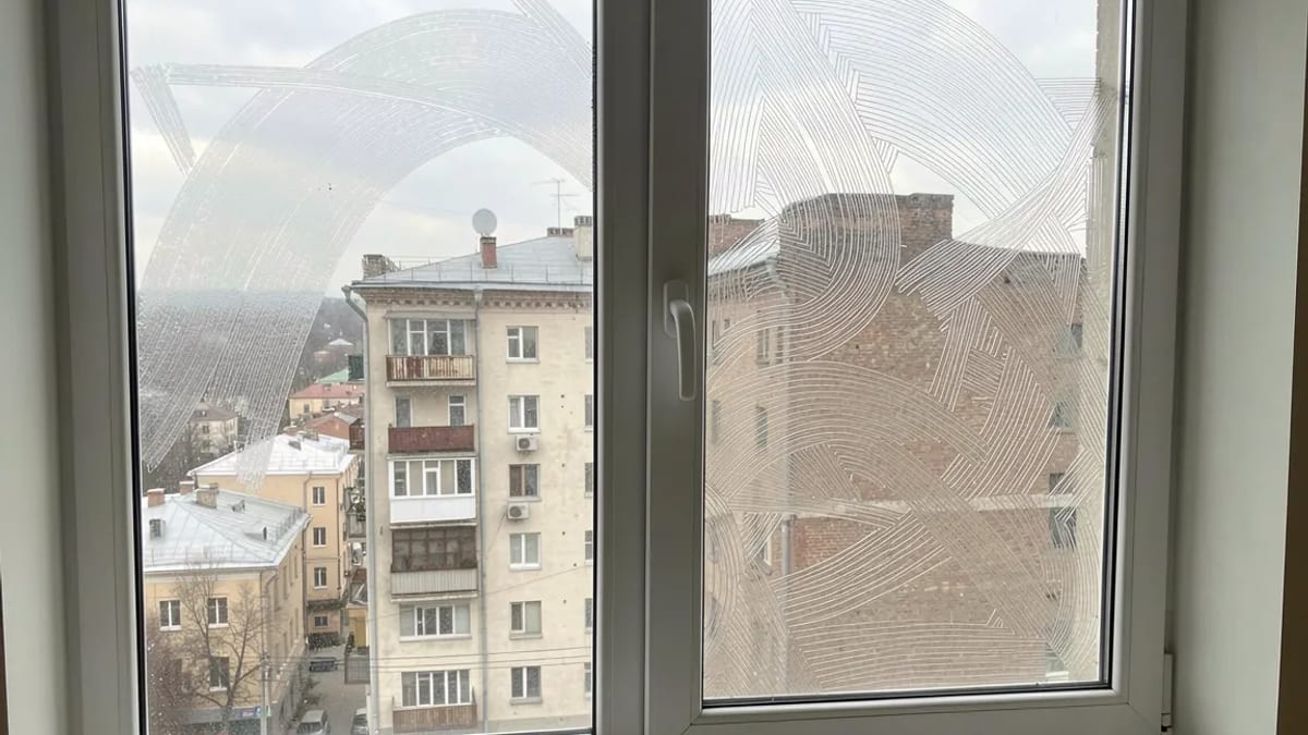 Следы клея от плёнки на стекле пластикового окна